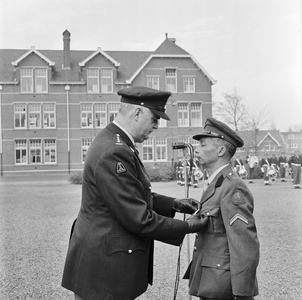 126618 Afbeelding van het uitreiken van de gouden medaille voor langdurige trouw dienst door kolonel H.J.M.A. Mieras ...